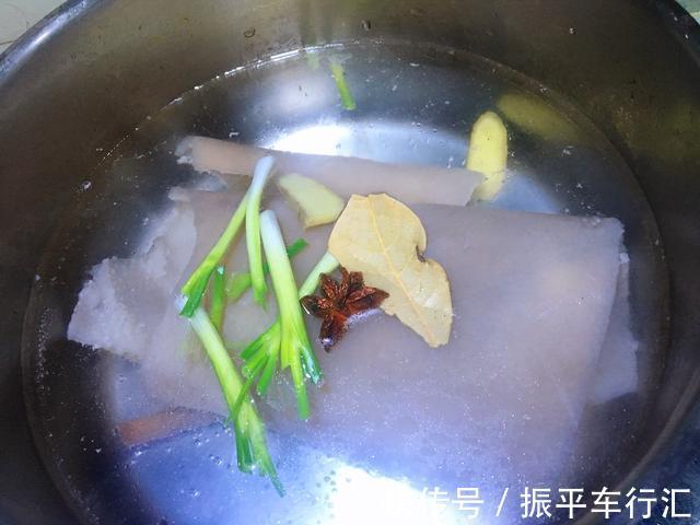 女人|女人要常吃猪皮，滋补又养颜，烤着吃，一口一个好吃到停不下来了