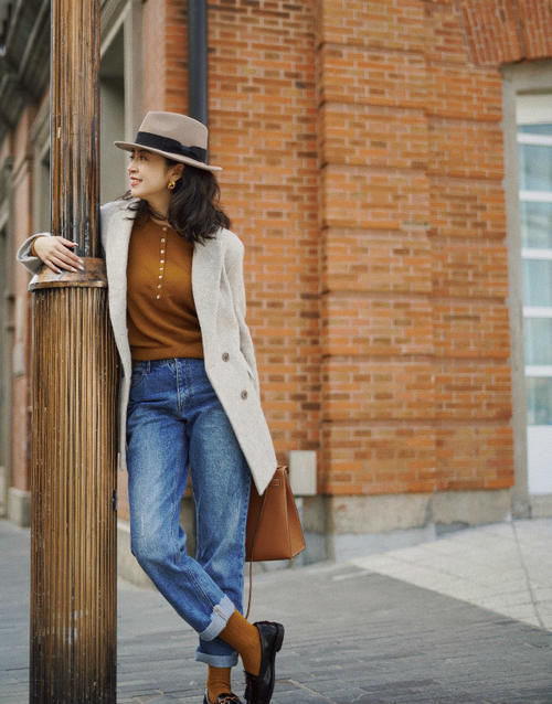 小白鞋不吃香了,今年流行“一脚蹬”,配牛仔裤,不仅时髦还显高