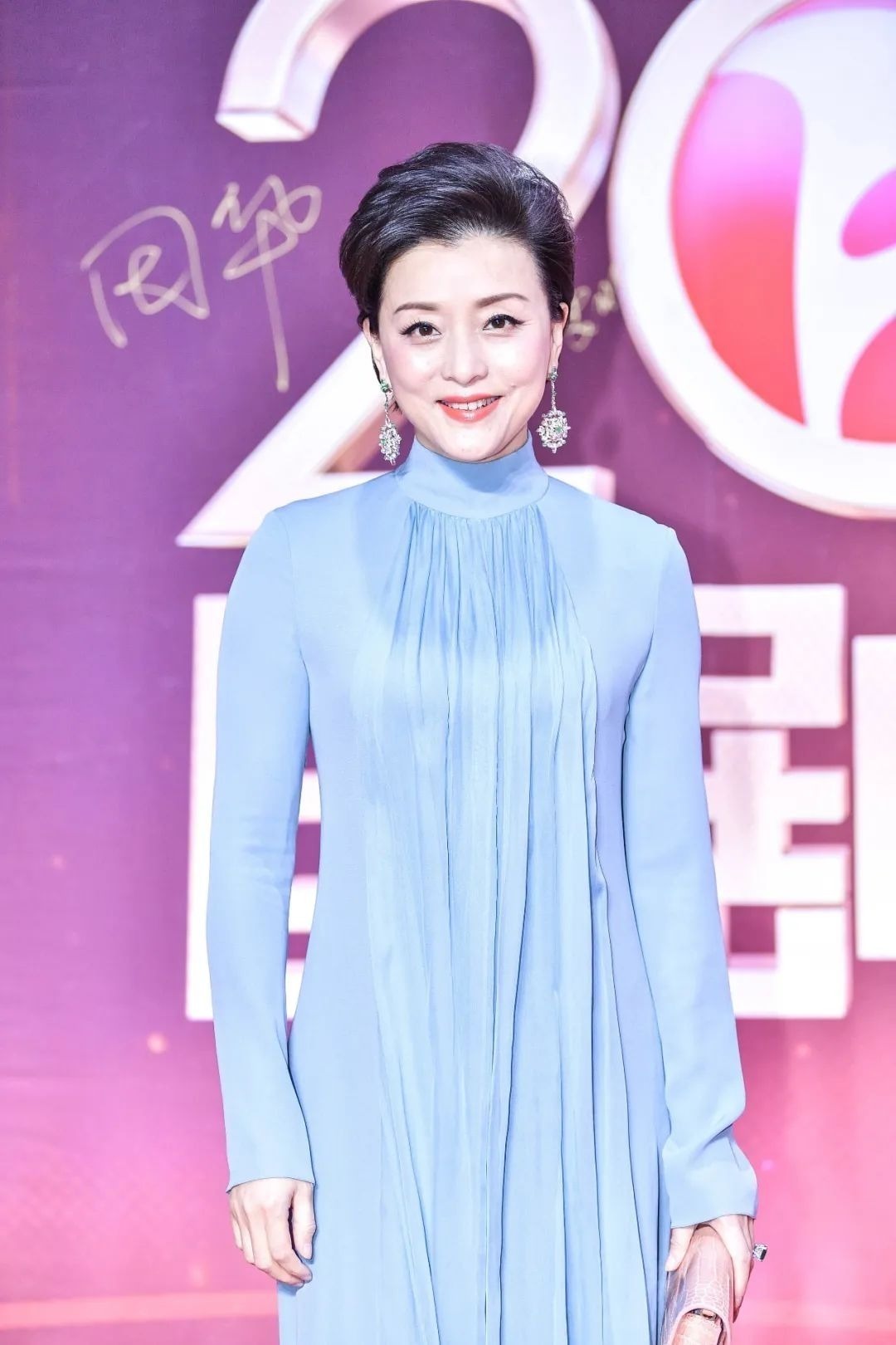 减龄|52岁的杨澜状态太好了!穿针织开衫搭配阔腿裤高级减龄,漂亮大方