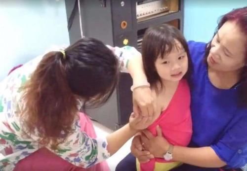 萱萱|2岁女儿打完预防针后，非要找医生“报仇”，爸爸忍不住笑翻了