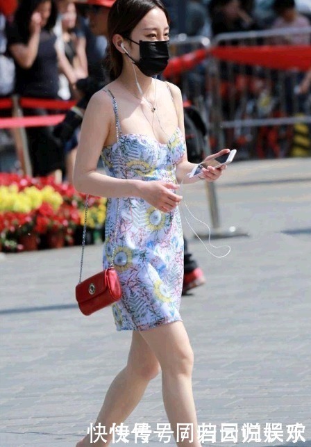 美女一袭吊带花花裙,既时髦又能释放出独有的魅力