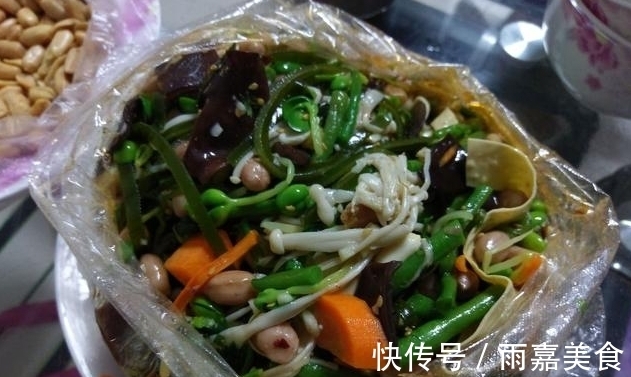 凉拌菜|“小气”的媳妇,请客整了一桌菜,朋友来时带一瓶3000的红酒
