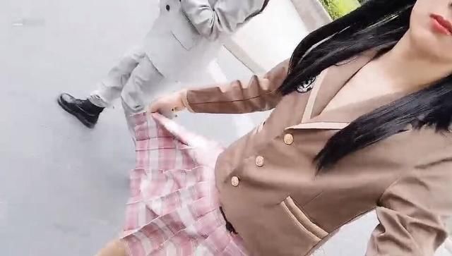 直播间|酷酷的鑫再续女装？盛世美颜出街买菜，直播间观众直呼：不行