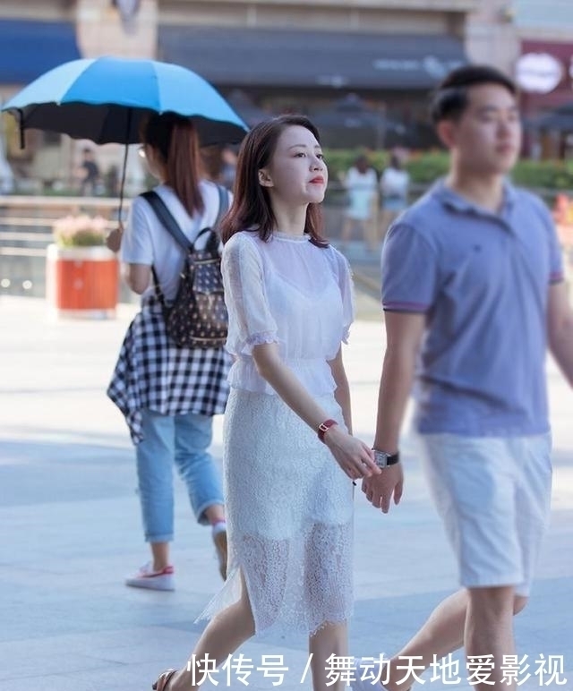 白色|美女穿了一身白色的连衣裙,勾勒出了较好的身材线条