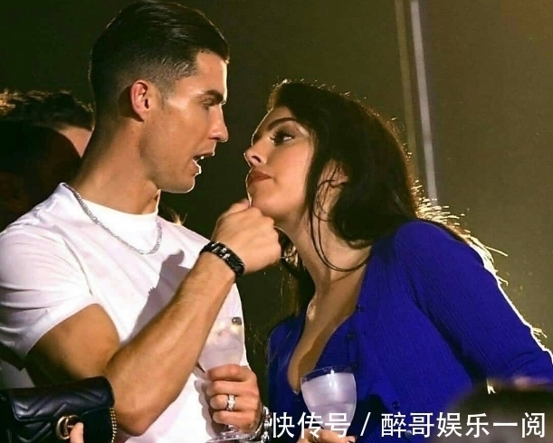 公开恋情|C罗女友晒游泳照,侧身坐乌龟游泳圈秀曲线,泳池中倒影引人遐想
