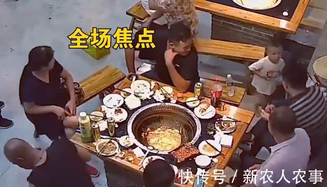 萌娃|安徽一萌娃火了,偷拿香烟分给店里的客人,网友:幼崽智商天花板