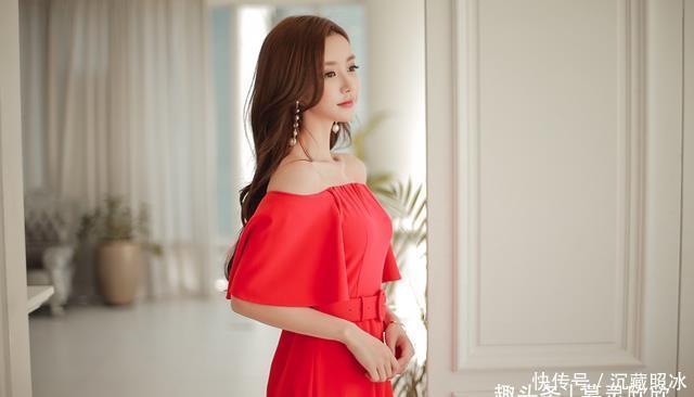 魅力孙允珠穿搭:石榴蜜红热恋喇叭长裙与轻熟蕊白奶昔叶片雪纺衫