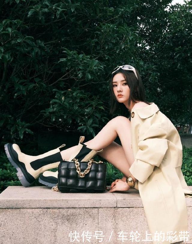 四五十岁女人出门时,尽量多背这4款“经典包”,时髦百搭上档次