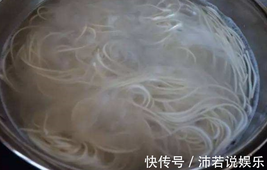 青菜|炒面的正确做法，不粘锅，根根分明，炒一大锅，大人小孩都爱吃