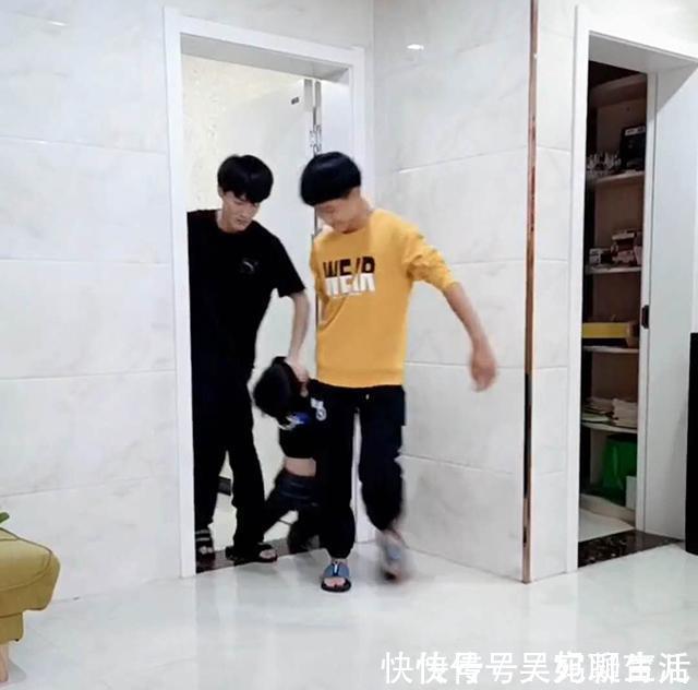 小宝|大哥二哥学习,三弟捣乱,俩哥哥的解决方案太“无情”,妈妈笑翻