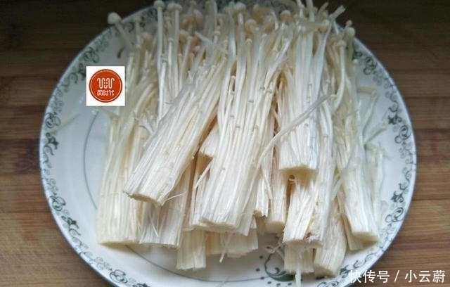 过瘾|金针菇换个新做法,大人小孩都喜欢,上桌抢着吃,太过瘾了!