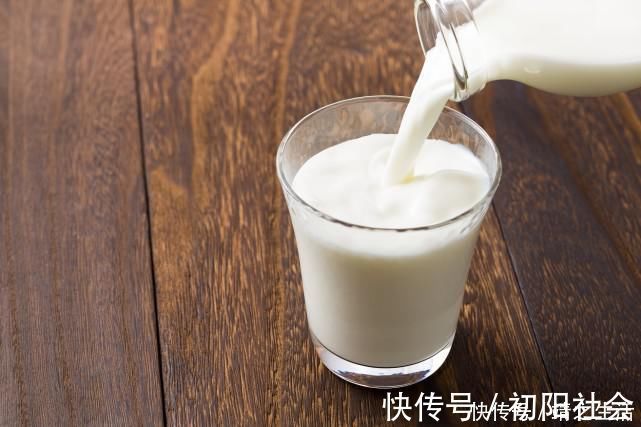 纯牛奶|常喝牛奶好处多，但有一类人不宜多喝，现在知道还不晚