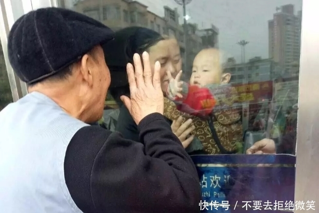 自行车|别人家的爷爷火了,为防孙女吹风感冒,给自行车装上“全景天窗”