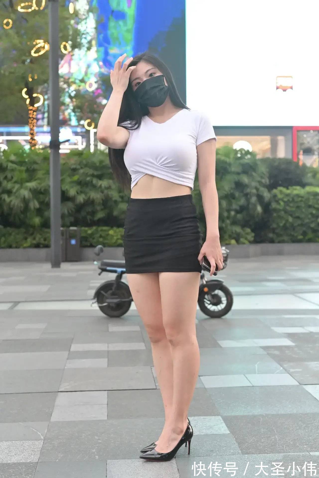 微胖身材|美女街拍:白色短款紧身短袖,搭配黑色包臀裙,经典的黑白配微胖身材也能穿