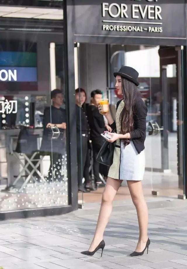 身材苗条|街拍:笑容甜美小姐姐,身材苗条有致,神范儿十足