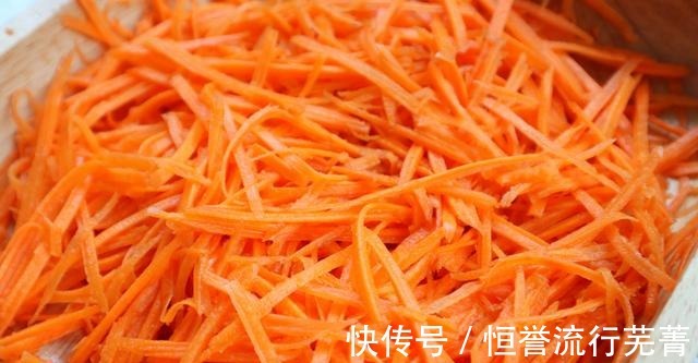胡萝卜丝|秋天雨水多，遇到这碱性蔬菜记得吃，1块一斤，切丝一蒸营养美味！