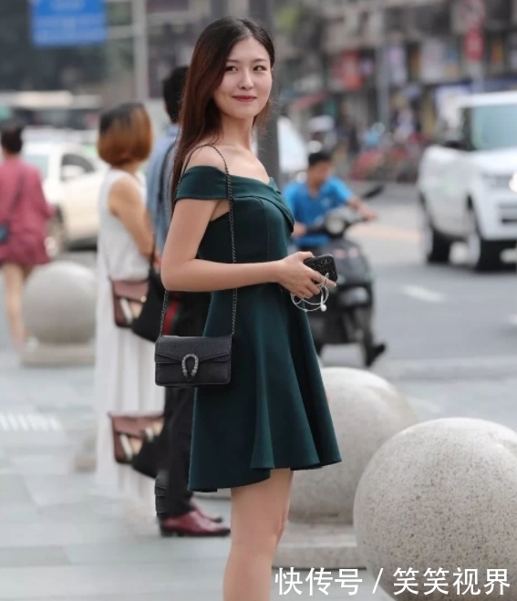 可爱|街拍:美女穿搭时尚,笑容甜美可爱,给人一种浪漫的感觉