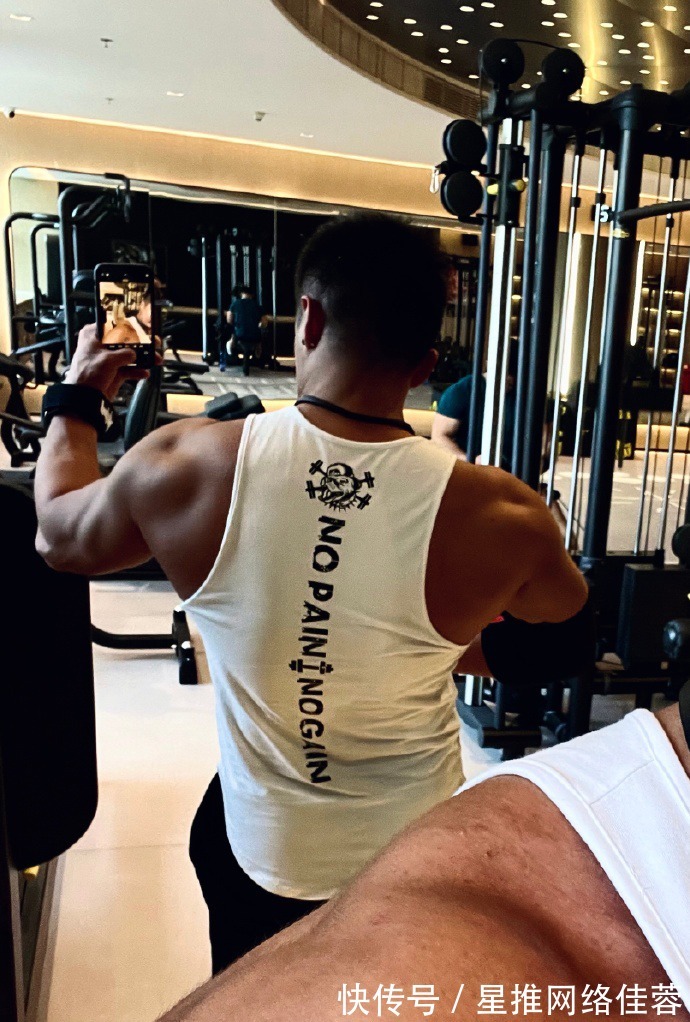 型男|肌肉型男有颜有料,麒麟臂健壮如大腿,胸肌练到青筋爆裂!