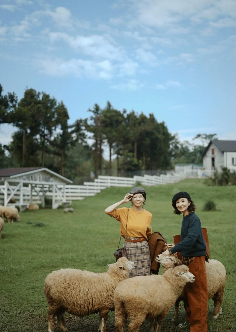 这对“神仙母女”初春穿搭太美，50岁妈妈照着穿，气质优雅更时髦