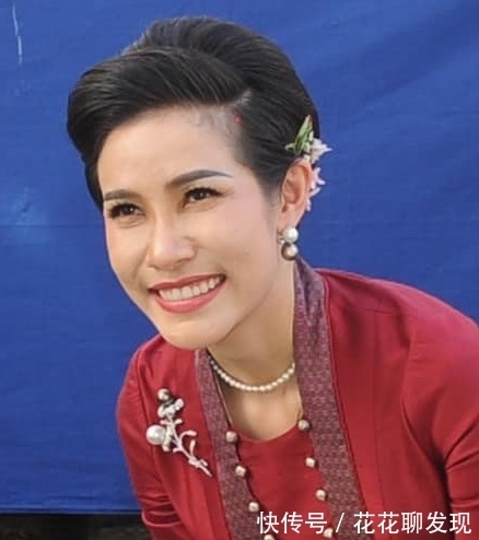 诗丽吉王后&诗尼娜贵妃气场强大,一身红衣,越来越像诗丽吉王后