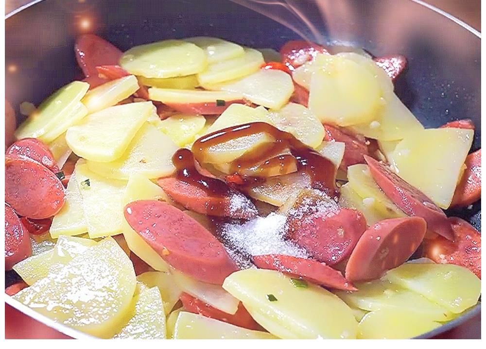 葱香土豆片|葱香土豆片炒火腿肠