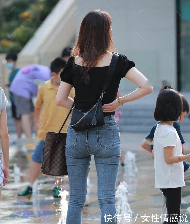 上衣 泡泡袖上衣搭配紧身牛仔裤,可爱俏皮,充满了少女感!