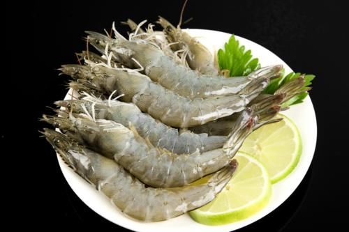 大虾|保存大虾，别再直接冻冰箱，只需1个塑料瓶，到冬天依旧很新鲜