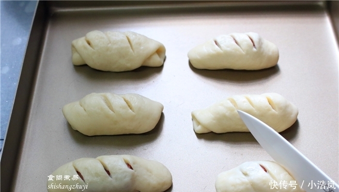 此款面包要收好,简单卷一卷,层次分明,香软可口,在家做方便