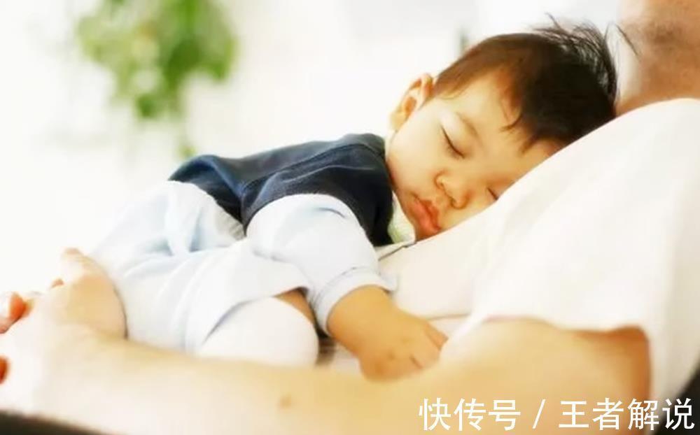 孩子|娃小时候都是和谁一起睡的？别不信，和父母一起睡的孩子更幸福！