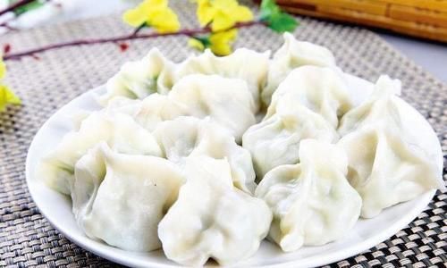 饺子|煮饺子时,千万不要水开就下锅,多加1步,饺子鲜香,口感好