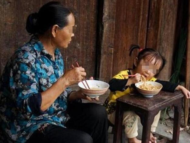 醒来|2岁女儿因尿床再没醒来,奶奶知道后怒吼妈妈我不会原谅你的!