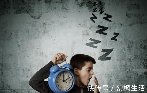 监控|“只要我跑得够快就抓不到我”,小学生迟到,监控仅拍下一道残影