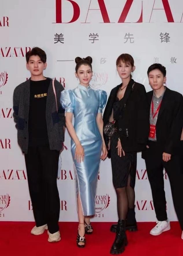 珍珠|吉娜罕见翻车,再穿旗袍秀曲线不输卡戴珊,却被芭比发型拖累