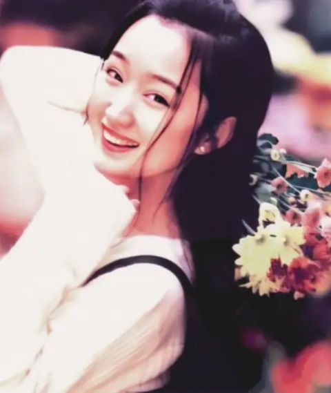 单亲、离婚、困境，《逆光》唱哭背后，那英胡静杨钰莹张柏芝王鸥的坎坷人生