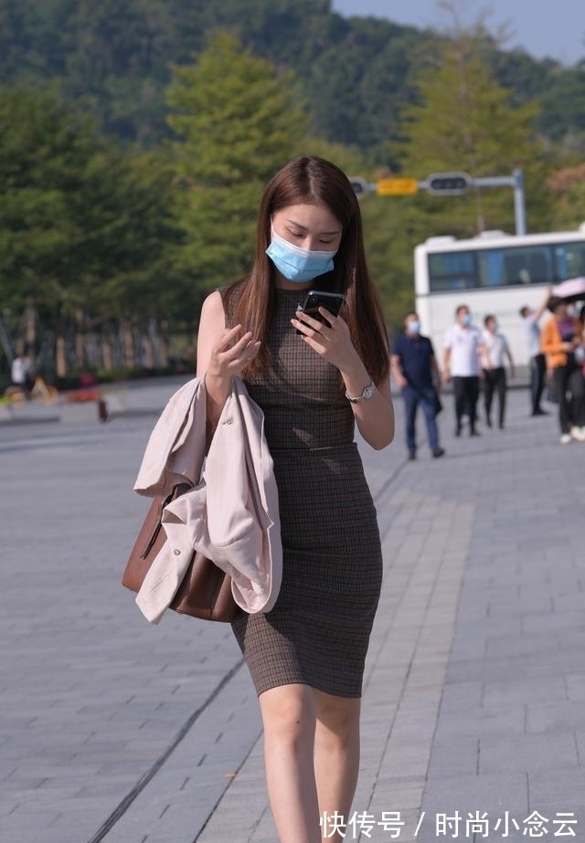 连衣裙|职业女性的连衣裙怎么选?咖啡色加格纹元素,庄重又不失雅致
