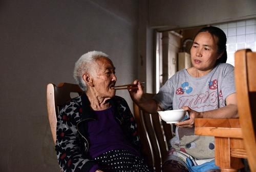 关键|养儿防老成难题?关键看父母,这几类父母儿女抢着养,原因很现实