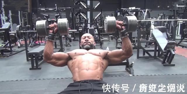 世界冠軍|靠飽滿胸肌成為世界冠軍享譽健身圈塑造胸肌無關動作需要細節