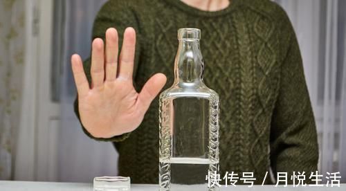 嘌呤|给爱喝酒的人提个醒:3种人哪怕酒瘾再大,也要尽早戒酒