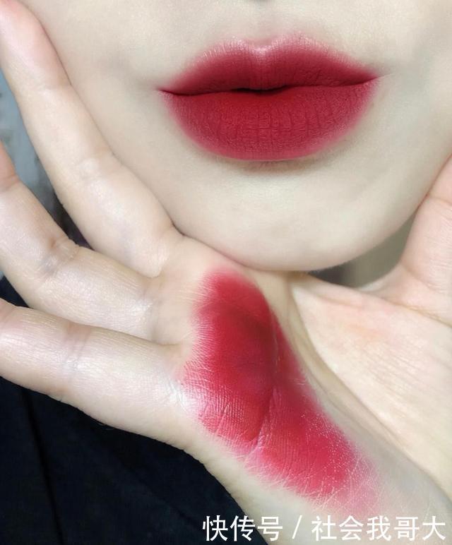 酒红色|这4只热门色,黄皮一涂就踩雷,显黑不说还显老,看你有吗