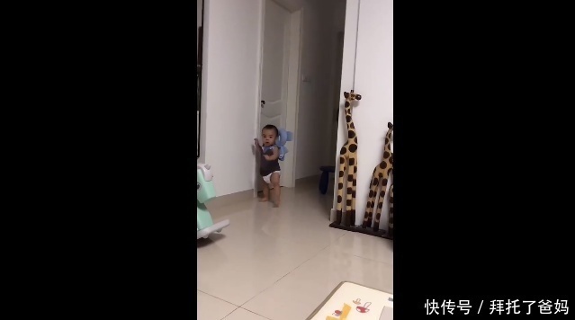 宝宝|心疼!宝宝学走路摔倒后不服气,爬起来继续摔,旁边妈妈笑翻了