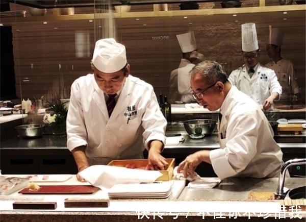 日本发明的“骨泳”，将活鱼肉剃光，再放回缸里，鱼还活着