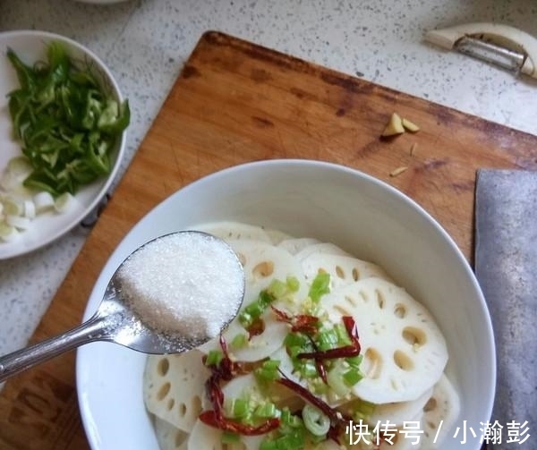 白醋|莲藕一焯水就发黑?牢记几个小技巧,莲藕白净又脆爽,特别好吃