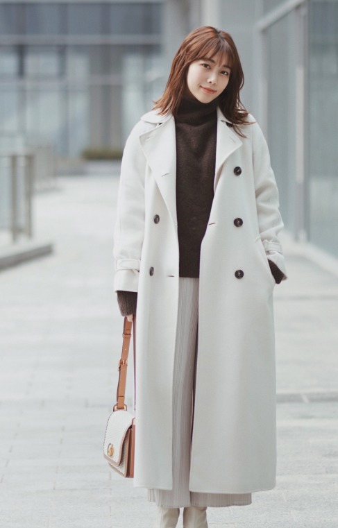 大衣|谁说小个子不能穿大衣?搭配上百褶裙高级洋气,瞬间显高又显瘦!