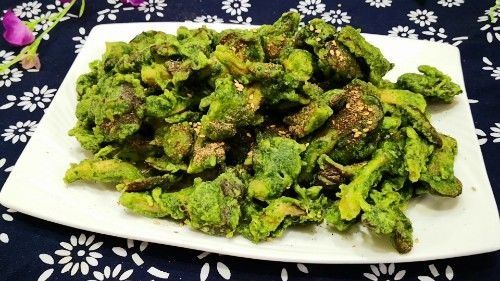 炸蘑菇时，直接挂糊是不对的，多加一步，蘑菇外酥里嫩嚼着比肉香