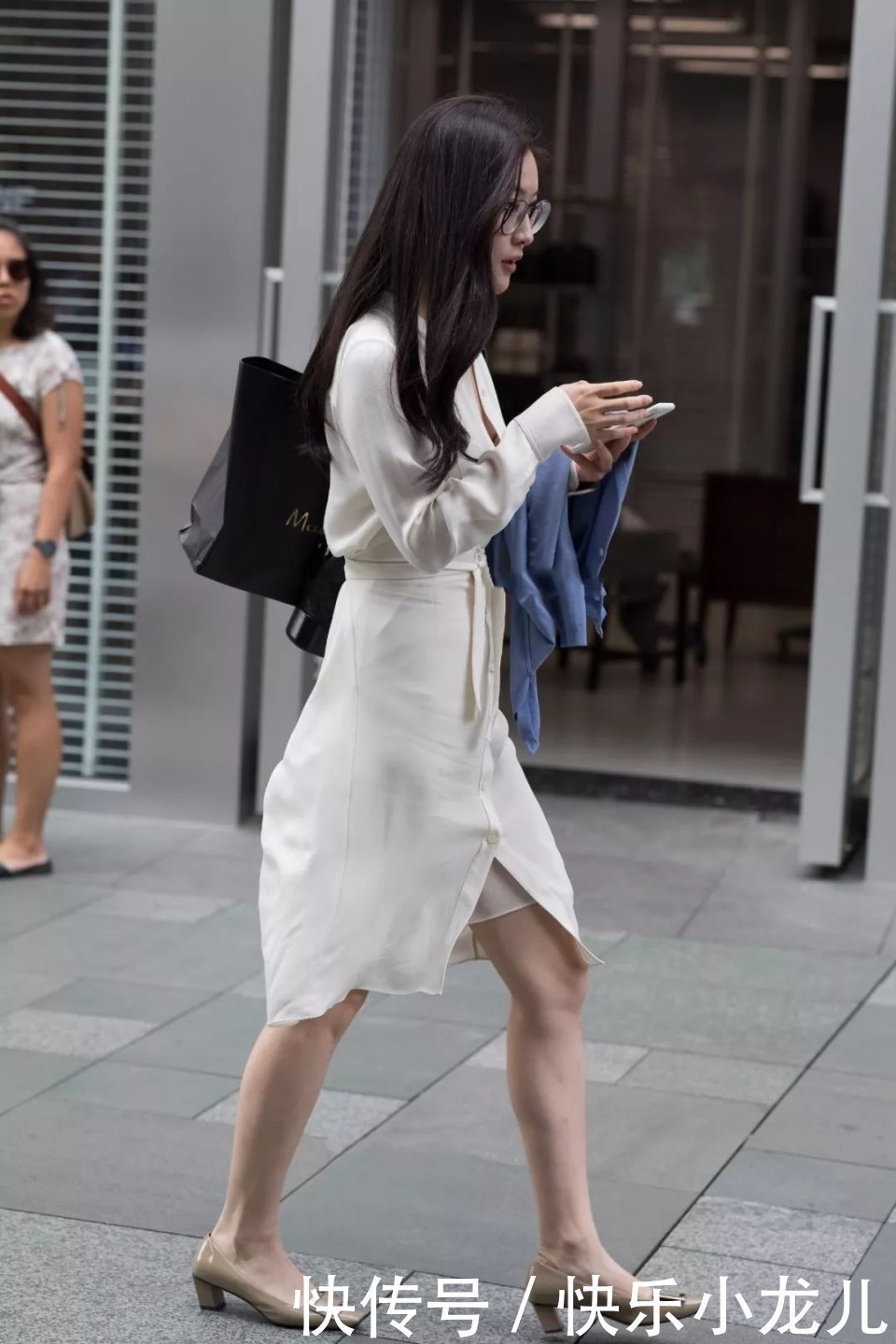 长裙|街拍淑女范十足的穿搭,一袭白色长裙,有一种不食烟火之美