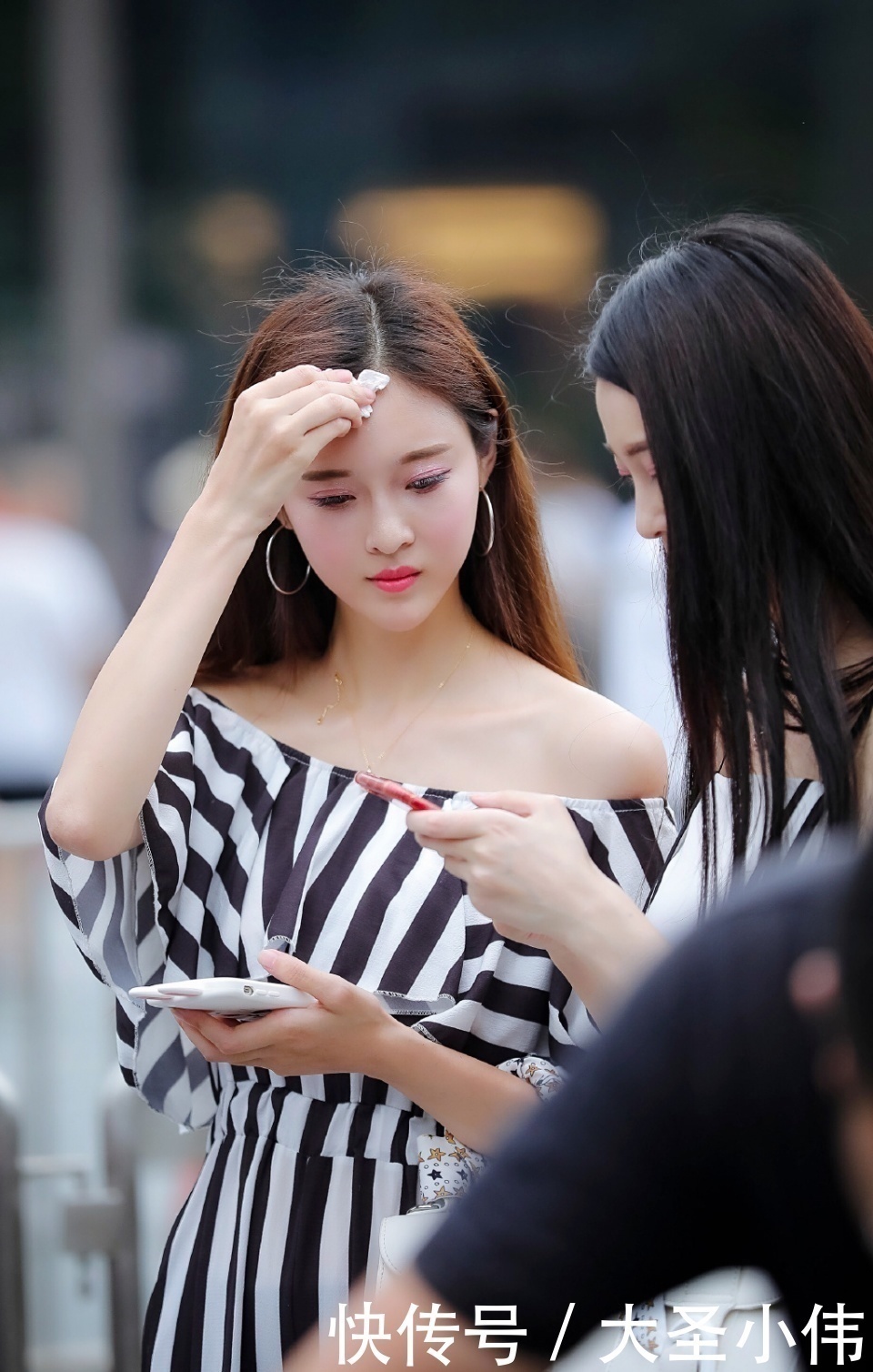 长发|美女街拍美女一身穿搭非常亮眼，披着一头秀丽的长发，非常飘逸