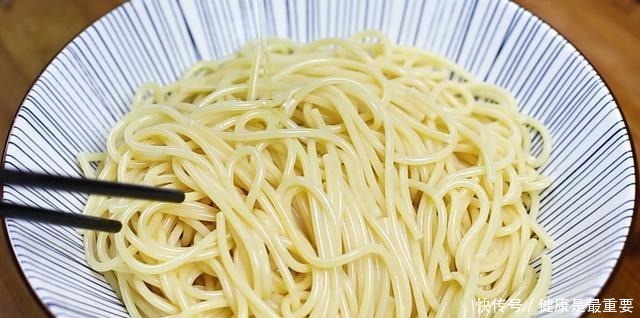 孩子天天闹着要吃意面,大厨教你在家做,只需简单几步,超级好吃