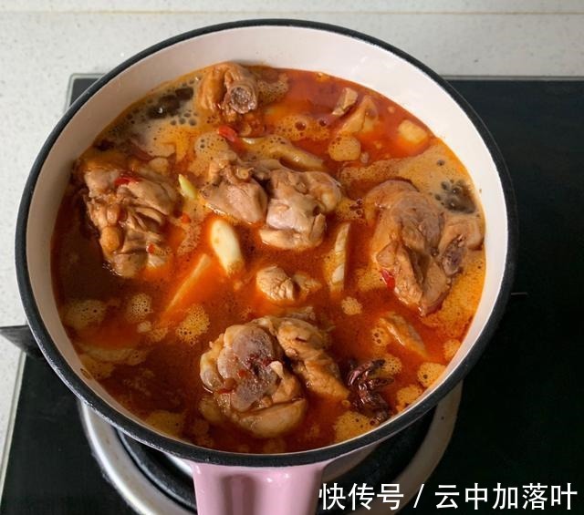 芋头搭配鸡肉这样做,芋头绵软,鸡肉细嫩入味,太解馋了!