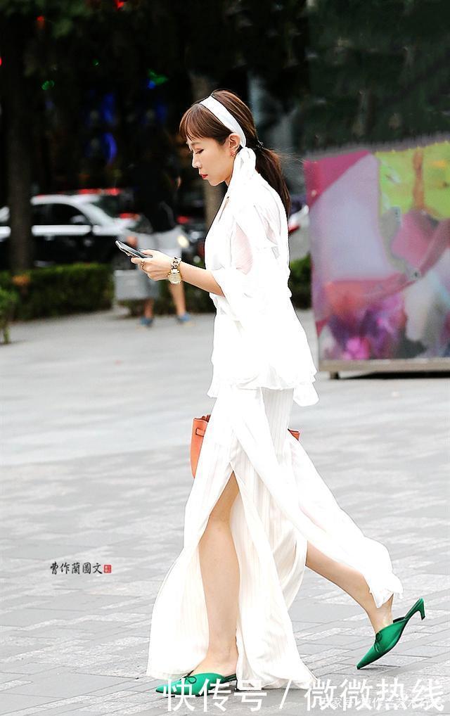 肥腿长裤很单调加上大开气设计,美女穿出青春活力和时髦精感觉