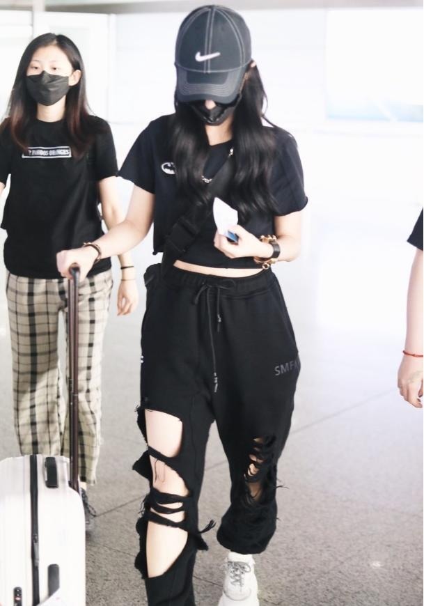 黑色|35岁的薇娅身材高挑纤瘦，穿黑T恤搭配黑色破洞工装裤，又飒又美